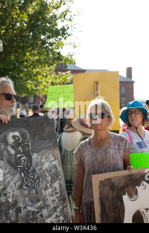 Protestando noi le politiche di immigrazione presso la contea nella prigione di Greenfield, MA. I migranti sono tenuti qui per il ghiaccio. Foto Stock