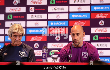 Nanjing. 16 Luglio, 2019. Pablo Zabaleta (R) del West Ham United partecipa a una conferenza stampa prima della Premier League Asia Trophy match tra Newcastle United FC e il West Ham United FC in Nanjing di oriente cinese della provincia di Jiangsu, il 16 luglio 2019. Credito: Yang Lei/Xinhua/Alamy Live News Foto Stock