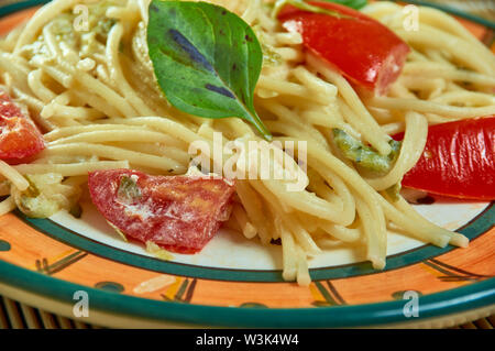 Sun Pomodoro Secco Alfredo con gli spaghetti di zucchine close up Foto Stock