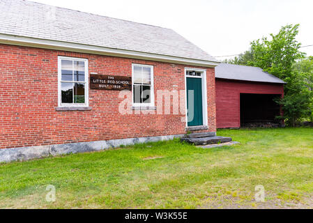 Oriente Charlemont District mattone schoolhouse, noto anche come "Little Red Scuola", in Charlemont, MA. Foto Stock