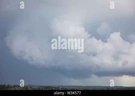 Giorno di estate piove visto da lontano Foto Stock