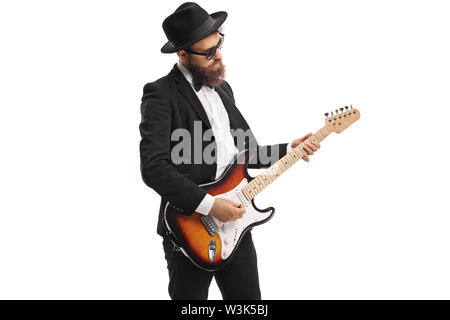 Musicista maschio suonare una chitarra basso isolati su sfondo bianco Foto Stock