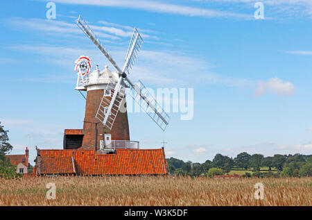 Una vista di Cley Windmill landmark sulla Costa North Norfolk a Cley-next-il-Mare, Norfolk, Inghilterra, Regno Unito, Europa. Foto Stock