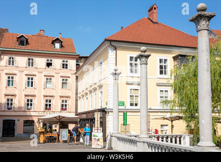 Calzolai bridge da Jože Plečnik 1930 guardando verso il ristorante Paninoteka Restavracija Paninoteka Jurčičev trg Ljubljana Slovenia EU Europe Foto Stock