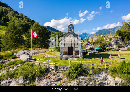 Vista della chiesa di pietra di Monti di Lego, affacciato sul Lago Maggiore, Ascona e Locarno. Mergoscia, Valle Verzasca, Canton Ticino, Svizzera. Foto Stock