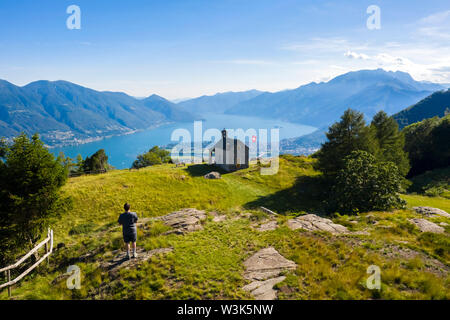 Vista della chiesa di pietra di Monti di Lego, affacciato sul Lago Maggiore, Ascona e Locarno. Mergoscia, Valle Verzasca, Canton Ticino, Svizzera. Foto Stock