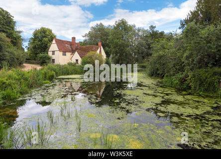 Willy Lott's Cottage sul fiume Stour al Mulino di Flatford, featured in Constable's Hay Wain, East Bergholt, Essex, Inghilterra, Regno Unito Foto Stock