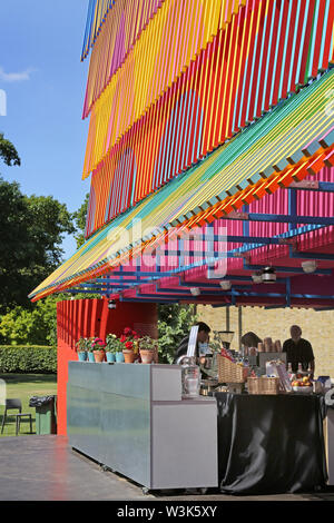 Bar esterno nel colore Palace, il 2019 Dulwich Picture Gallery Pavillion dagli architetti Pricegore con Yinka Ilori. Foto Stock