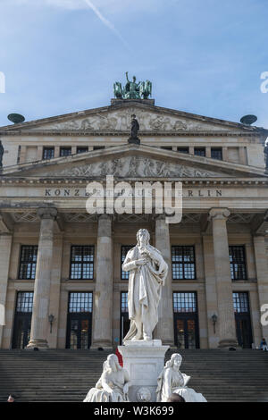 Berlino, Germania - 23 Settembre 2018: vista orizzontale di una statua bianca di un uomo in piedi e un gruppo di persone con il suo lato di fronte all'ingresso Foto Stock
