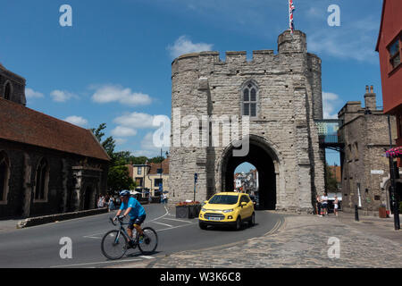 Scena di strada a Canterbury, Inghilterra, Regno Unito. Canterbury, una cattedrale della città nel sud-est dell'Inghilterra, era un luogo di pellegrinaggio nel Medio Evo. Le antiche mura, originariamente costruita dai Romani, abbracciare il suo centro medioevale con strade di ciottoli e con travi di legno case. La Cattedrale di Canterbury, fondata 597 D.C. è la sede della chiesa di Inghilterra e la Comunione anglicana. Foto Stock