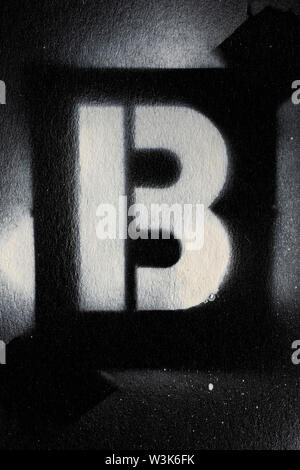 Lettera B grunge paninted spray stencil font Foto Stock