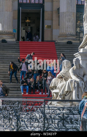 Berlino, Germania - 23 Settembre 2018: gruppo di persone in un tappeto rosso che viene su per le scale che portano all'ingresso del Konzerthaus con un bianco Foto Stock