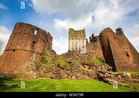 Una vista del sud-ovest, sud-est e grande Torrione del Castello di Goodrich in Herefordshire, Inghilterra Foto Stock