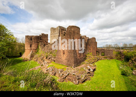 Vista sulla torre sud-orientale del Castello di Goodrich in Herefordshire, Inghilterra Foto Stock