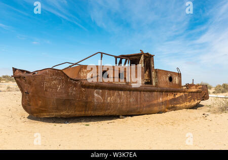 Arrugginimento naufragio a nave Moynak cimitero, Moynaq, Uzbekistan Foto Stock