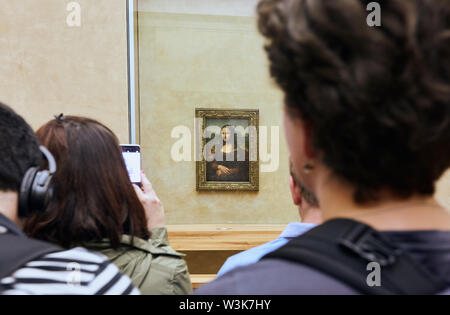 Parigi, Francia - 25 Ottobre 2017: i visitatori prendere le foto di Leonardo DaVinci Mona Lisa presso il Museo del Louvre Foto Stock