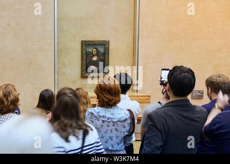 Parigi, Francia - 25 Ottobre 2017: i visitatori prendere le foto di Leonardo DaVinci Mona Lisa presso il Museo del Louvre Foto Stock