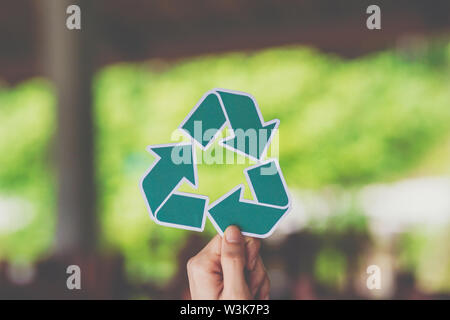 Salva mondo ecologia concetto di conservazione ambientale con mani tagliate il riciclo della carta che mostra Foto Stock