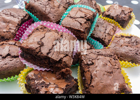 Fette di brownie al cioccolato in casi di carta. Foto Stock