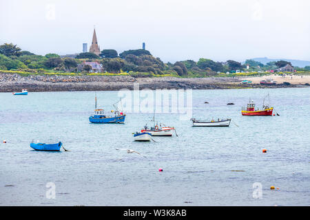 Barche da pesca ormeggiate in Grand Havre visto dal Rousse, Guernsey, Isole del Canale della Manica UK - Vale la chiesa è in background Foto Stock