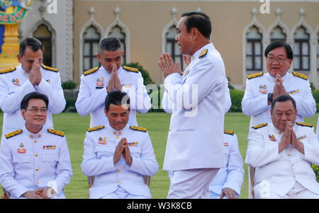 Thailandia del Primo Ministro, Prayuth Chan-ocha gesti dopo aver prestato giuramento con i suoi membri del gabinetto nella parte anteriore della Thailandia del re Maha Vajiralongkorn. Foto Stock