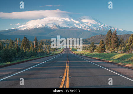 Strada verso la monta e Shasta Shastina in California, Stati Uniti Highway 97 nella California del nord in direzione sud verso una montagna chiamato Shasta Foto Stock