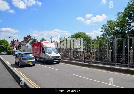 Appena eretto scherma ad Archway road bridge cerca di prevenire i suicidi N19 Londra famoso suicidio hot spot Foto Stock