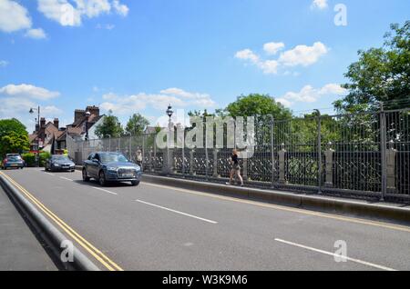 Appena eretto scherma ad Archway road bridge cerca di prevenire i suicidi N19 Londra famoso suicidio hot spot Foto Stock