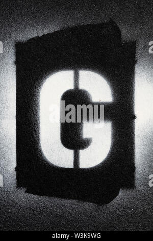 Lettera G grunge paninted spray stencil font Foto Stock