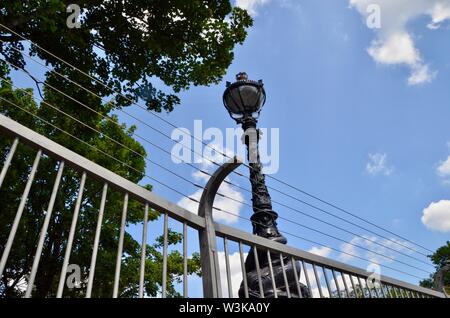 Appena eretto scherma ad Archway road bridge cerca di prevenire i suicidi N19 Londra famoso suicidio hot spot Foto Stock