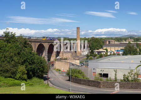 Arriva Nord classe rampa 142 treno pacer crossing Bank alto viadotto, Burnley, con un Colne a Preston treno Foto Stock