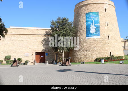 Santa Ana un castello del XVI secolo la fortificazione della città di Roquetas de Mar de Almería in Spagna nel mese di luglio 14, 2019 Foto Stock