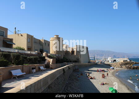 Santa Ana un castello del XVI secolo la fortificazione della città di Roquetas de Mar de Almería in Spagna nel mese di luglio 14, 2019 Foto Stock