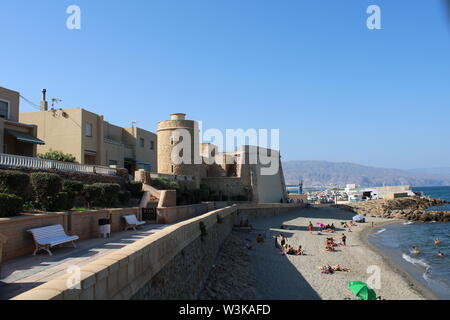 Santa Ana un castello del XVI secolo la fortificazione della città di Roquetas de Mar de Almería in Spagna nel mese di luglio 14, 2019 Foto Stock