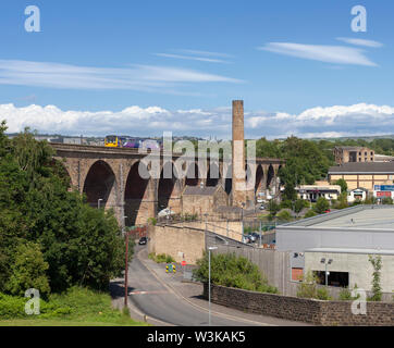 Arriva Nord classe rampa 142 treno pacer crossing Bank alto viadotto, Burnley, con un Colne a Preston treno Foto Stock