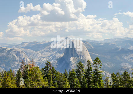 Mezza Cupola visualizzati in cima Sentinel Dome. Parco Nazionale di Yosemite in California, Stati Uniti d'America. Foto Stock