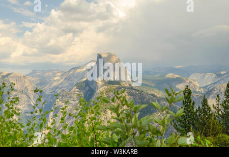 Mezza Cupola vista dal punto ghiacciaio. Parco Nazionale di Yosemite in California, Stati Uniti d'America. Foto Stock