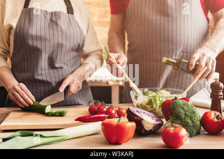 Coppia matura preparare un sano pranzo vegetariano a casa cucina Foto Stock