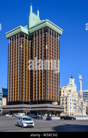 Il Torres de Colón edificio e Monumento a Cristoforo Colombo nella Plaza de Colon, Madrid, Spagna Foto Stock