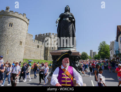 Chris Brown è ufficiale Town Crier del Royal Borough of Windsor e Maidenhead, di fronte al Castello di Windsor, Windsor, Berkshire, Inghilterra, Regno Unito, GB. Foto Stock