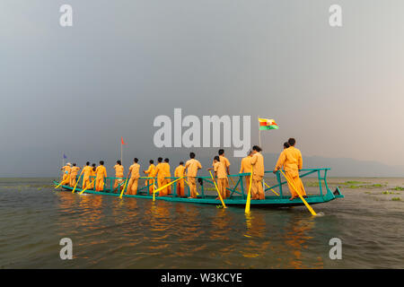 Inle, Myanmar - Marzo 2019: tradizionale birmana gamba barca a remi race competition durante Phaung Dawat al Lago Inle. Foto Stock