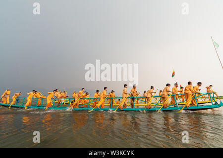 Inle, Myanmar - Marzo 2019: tradizionale birmana gamba barca a remi race competition durante Phaung Dawat al Lago Inle. Foto Stock