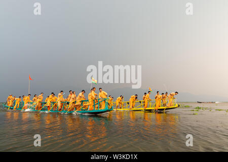 Inle, Myanmar - Marzo 2019: tradizionale birmana gamba barca a remi race competition durante Phaung Dawat al Lago Inle. Foto Stock