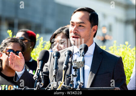 Washington, Stati Uniti. Il 15 luglio 2019. Stati Uniti Rappresentante Joaquin Castro (D-TX) parlando di nazionale di lavoratori domestici Bill of Rights al Campidoglio di Washington DC. Credito: SOPA Immagini limitata/Alamy Live News Foto Stock