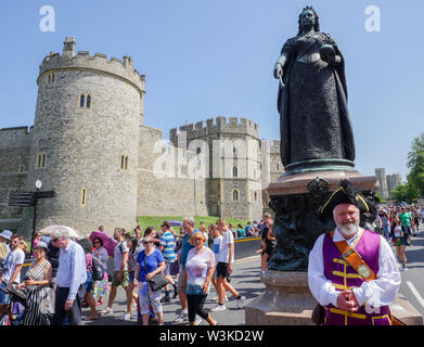 Chris Brown è ufficiale Town Crier del Royal Borough of Windsor e Maidenhead, di fronte al Castello di Windsor, Windsor, Berkshire, Inghilterra, Regno Unito, GB. Foto Stock