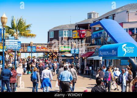 SAN FRANCISCO, CALIFORNIA, STATI UNITI D'America - 17 settembre 2018: i visitatori a piedi su Pier 39, i negozi e i ristoranti in una giornata di sole Foto Stock