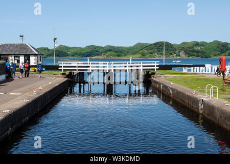 Mare lock (blocco 15) guardando verso il suono del Giura a Crinan villaggio sul Crinan Canal, Argyll and Bute, Scotland, Regno Unito Foto Stock