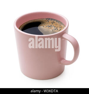Il caffè nero in una rosa tazza ceramica isolata su bianco. Foto Stock