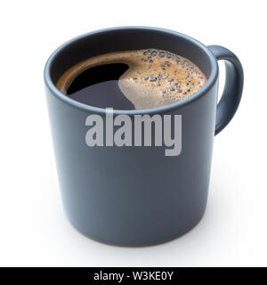 Il caffè nero in un colore grigio-blu tazza ceramica isolata su bianco. Foto Stock