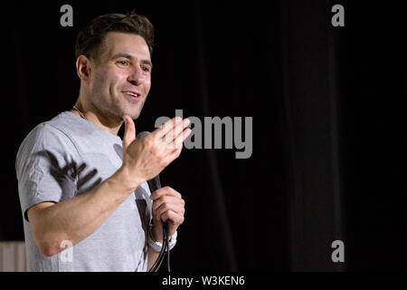 Northampton, Regno Unito. 14 Luglio, 2019. Il comico Simon Brodkin esegue il giorno 2 del 2019 Commedia Cassa Comedy Festival a Northampton. Credito: SOPA Immagini limitata/Alamy Live News Foto Stock